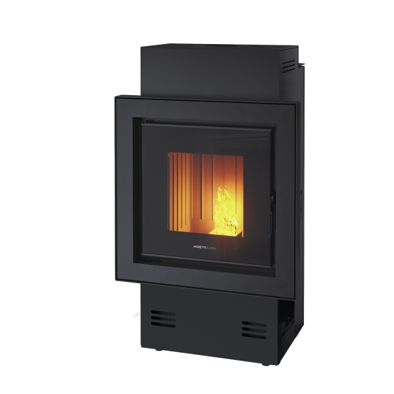 Stufa Moretti Design Full Hybrid con rivestimento Black e fiamma accesa